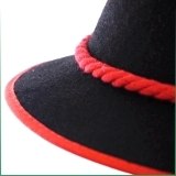Goralský klobúk - lemovanie červenou páskou